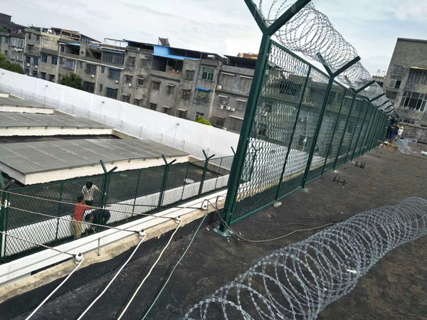 衡州监狱刀片焊接网护栏案例图片1